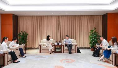 Peng Hao, partijsecretaris en president van de Zhejiang-tak van de Export-Import Bank of China, bezocht Tongkun voor onderzoek.